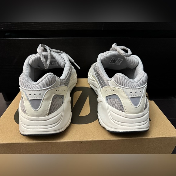 Used Adidas Yeezy Boost 700 V2 Static - Sz 10 - Picture 3 of 5